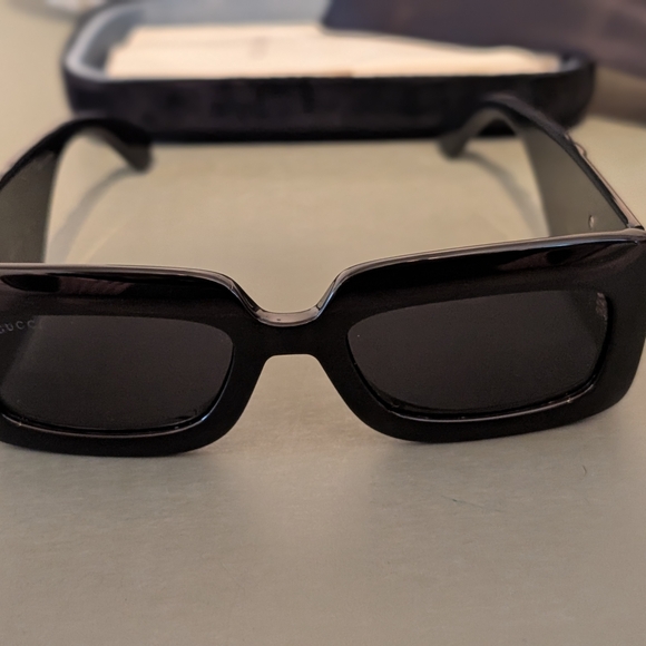 Gucci Black Sunglasses with Case And Duster And Silk Pouch - Picture 6 of 8